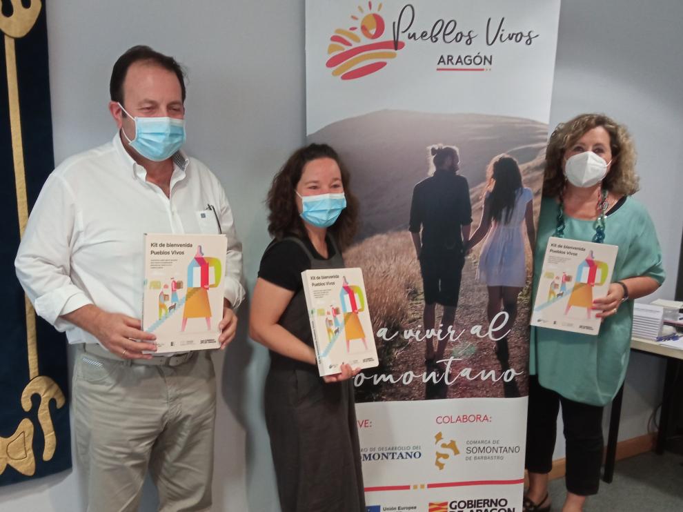 Mariano Altemir, presidente del Ceder Somontano, Patricia Sanchón, técnico y María Morera, vicepresidenta de la Comarca.