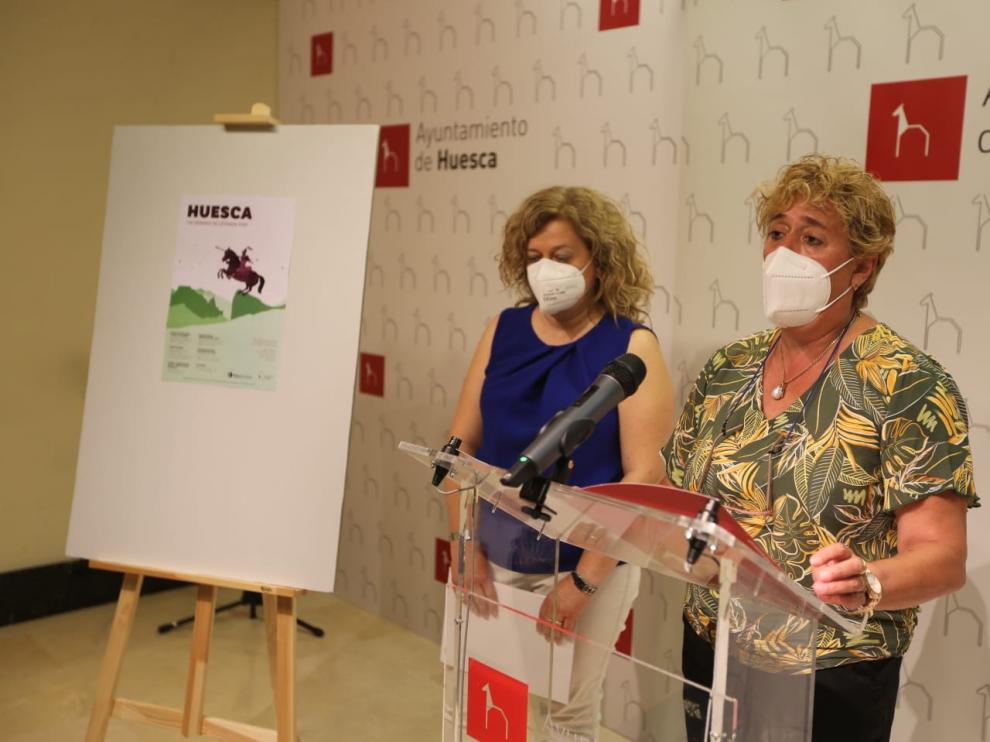 Sonia Blanco, técnico de Turismo del Ayuntamiento de Huesca y Rosa Gerbás, concejal, durante la presentación