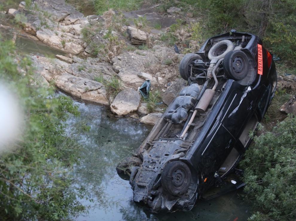 Estado que presentaba el vehículo tras quedar volcado en el río.