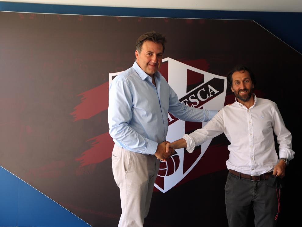 Manolo Torres y Jorge Blasco, consejero delegado del Huesca y director ejecutivo de Embou, en El Alcoraz.