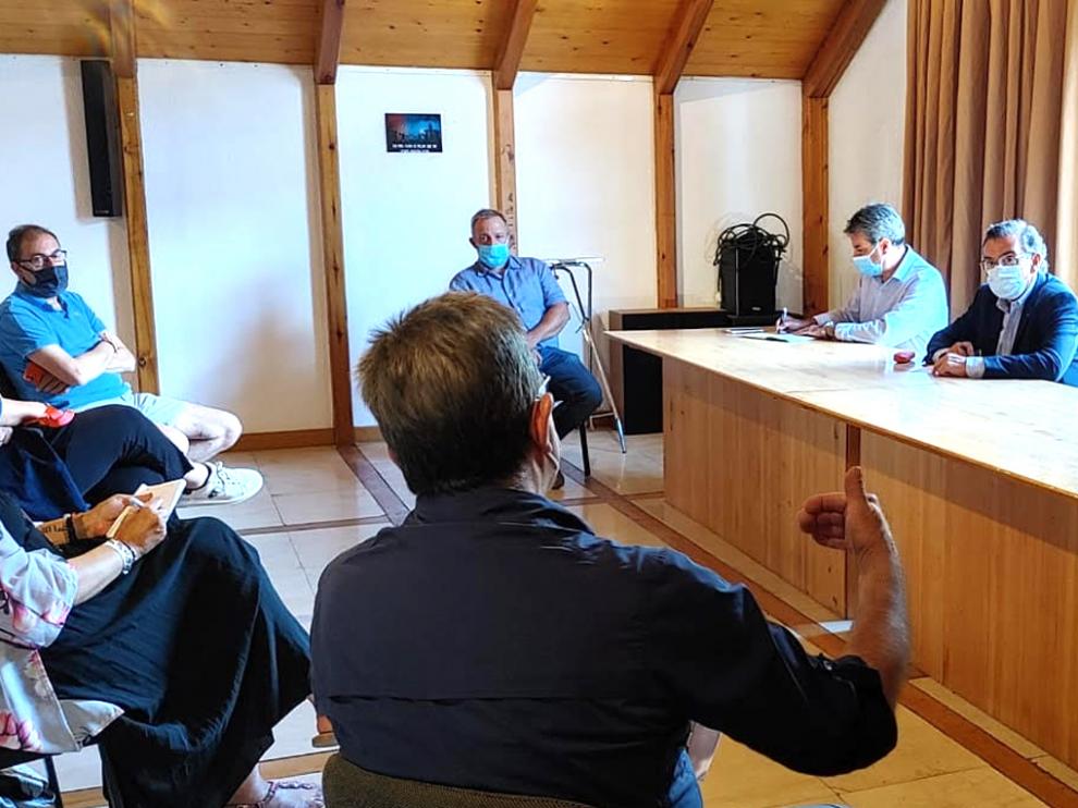 Luis María Beamonte, líder del PP, durante la reunión con los empresarios turísticos