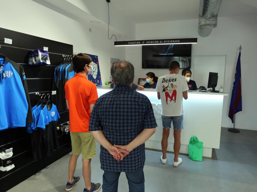 Aficionados retirando en el club sus abonos antes de cerrarse la campaña presencial de renovaciones.