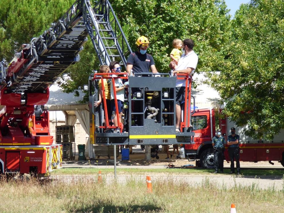 Los niños, en las demostraciones del cuerpo de bomberos