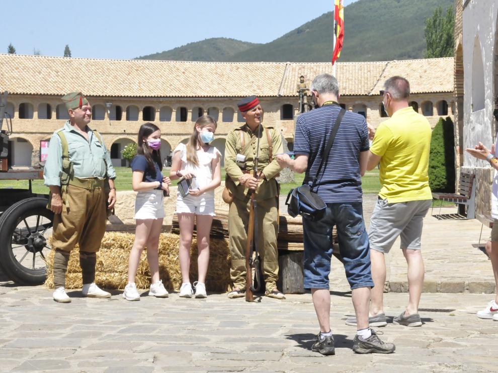 Un grupo de visitantes se fotografía con dos de los recreadores en el interior de la Ciudadela.