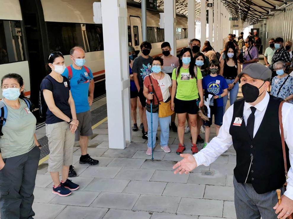 Los asistentes a la visita teatralizada, a su llegada a la nueva estación de Canfranc