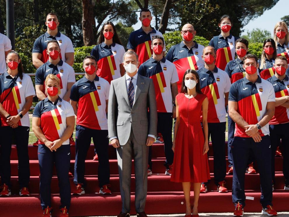 Los reyes posan junto a una representación del equipo olímpico español