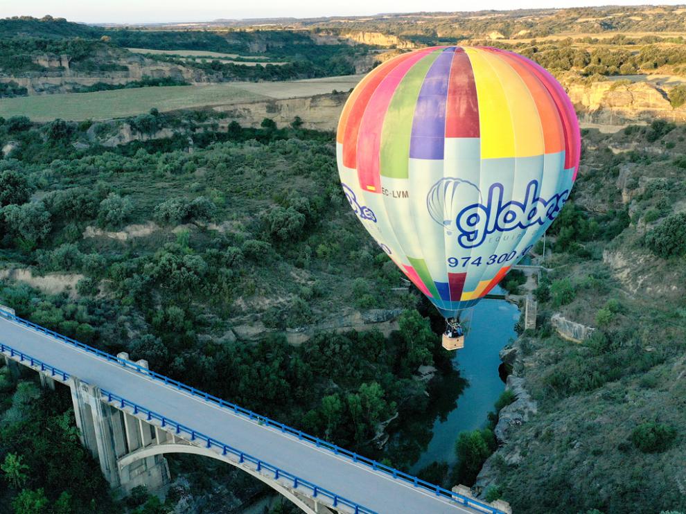 Un vuelo turístico, de Globos.es, sobre el río Alcanadre