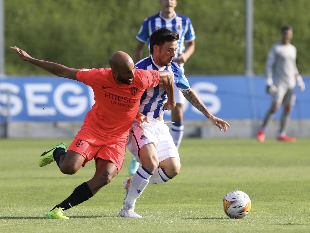 Mikel Rico trata de robarle el balón a David Silva.