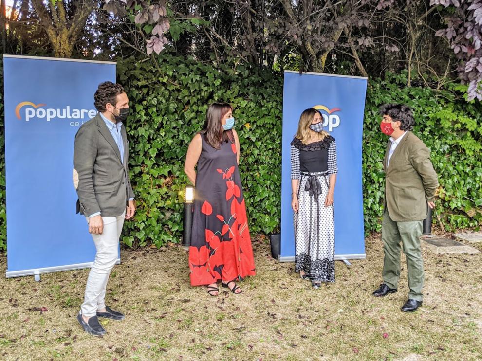 Susana Gracia, la segunda por la izquierda, elegida presidenta del PP del Alto Gállego.