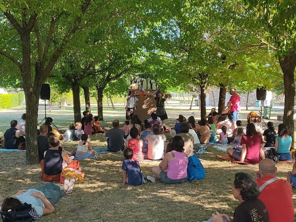El Parque Nabateros se llenó para ver el espectáculo de Trapusteros Teatro