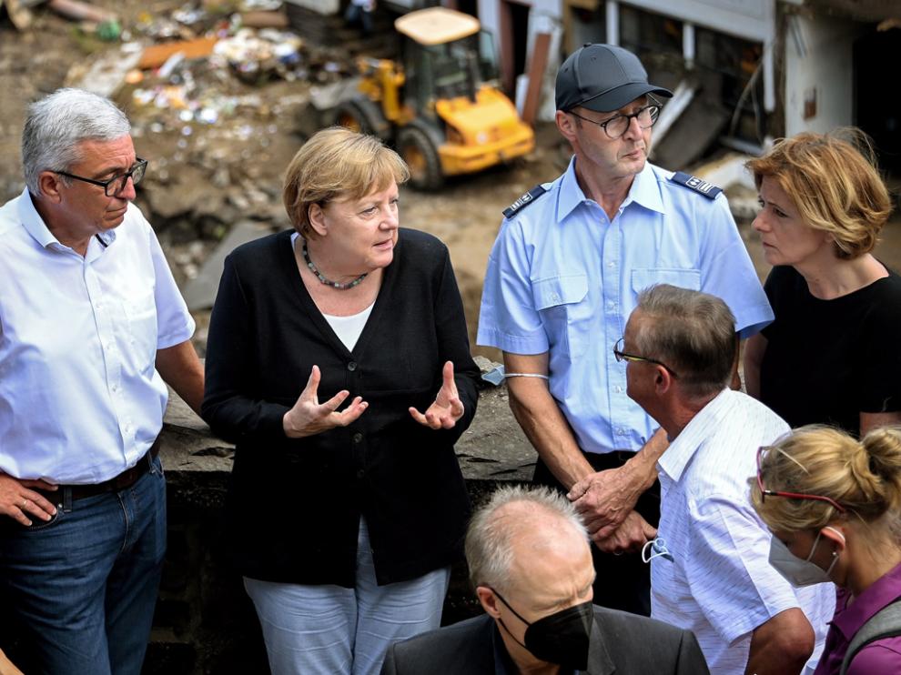 Angela Merkel (centro) visitó varios puntos críticos de la catástrofe vivida en Alemania.