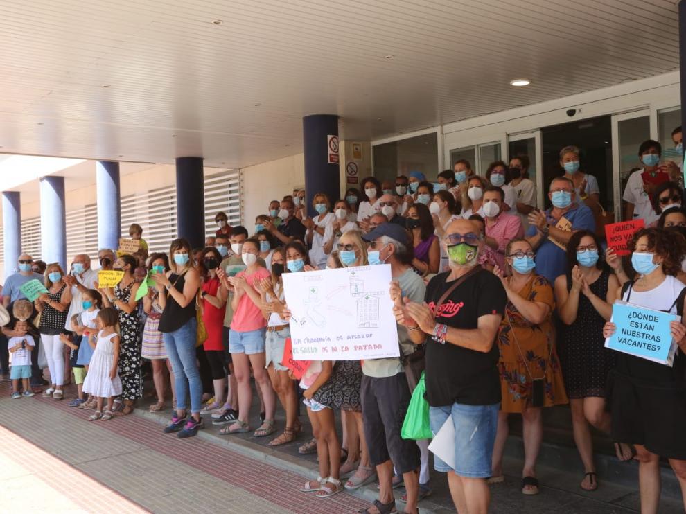 Un centenar de personas han acudido a la concentración en las puertas del Hospital San Jorge
