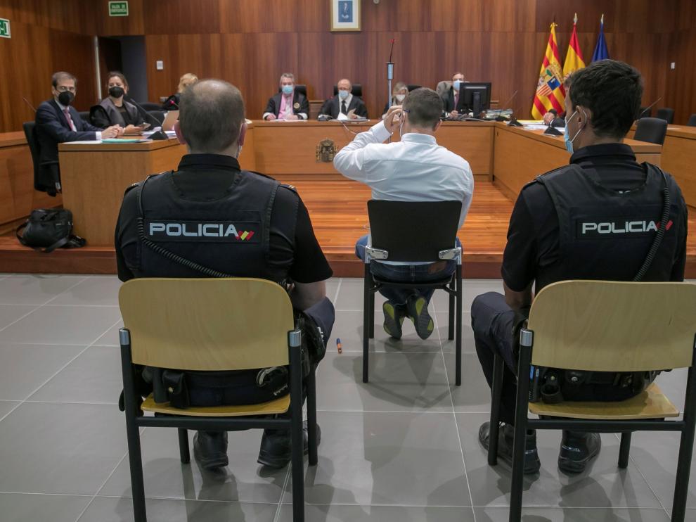Este lunes ha comenzado en la Audiencia de Zaragoza el juicio contra el hombre que en mayo de 2019 intentó degollar a su expareja en el interior de un coche en el barrio de Miralbueno.