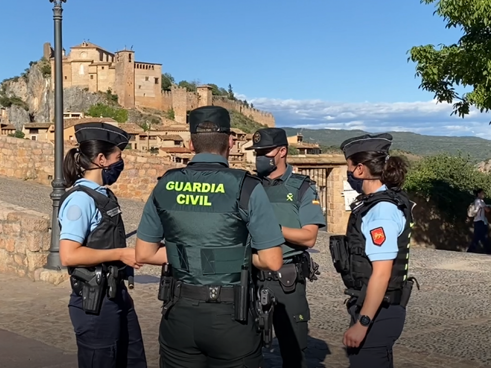 Gendarmes y guardias civiles patrullan en Alquézar.