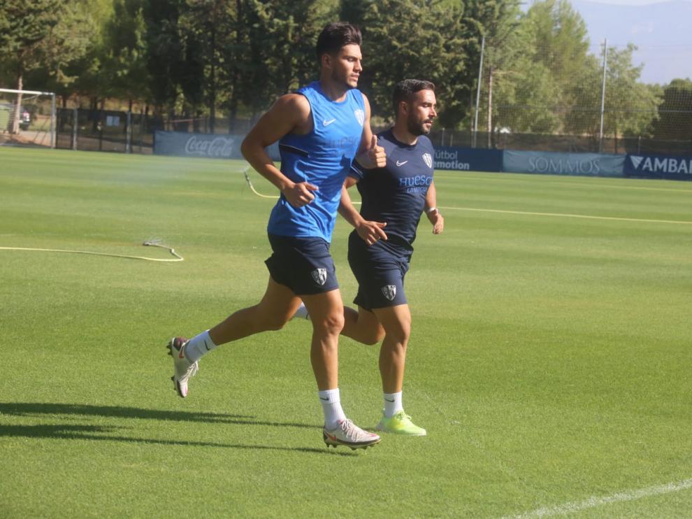 Salvador ha trabajado en el césped al margen con Carracedo.
