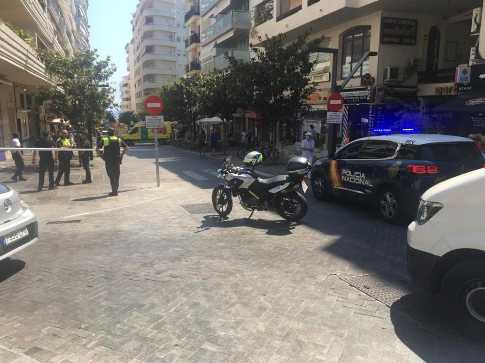 Varios policía en la terraza atropellada en Marbella.