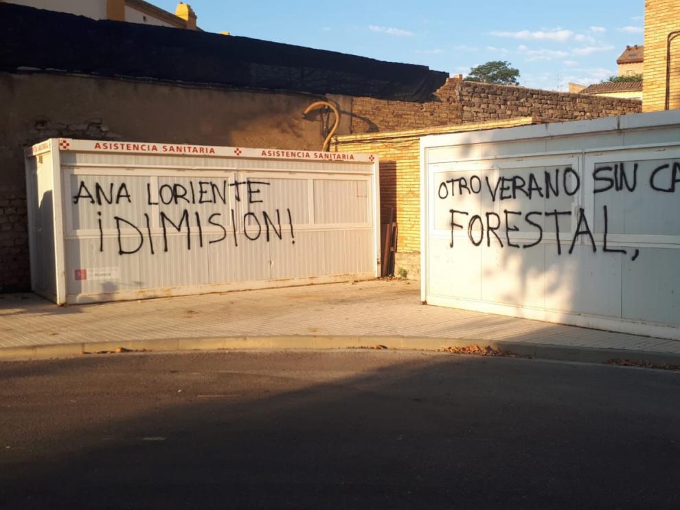 Pintadas realizadas la madrugada de este martes en el Parque de Bomberos.