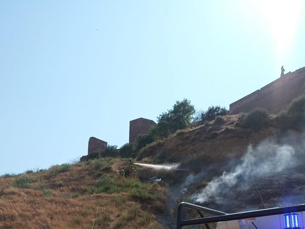 Incendio en la ladera del Castillo de Monzón