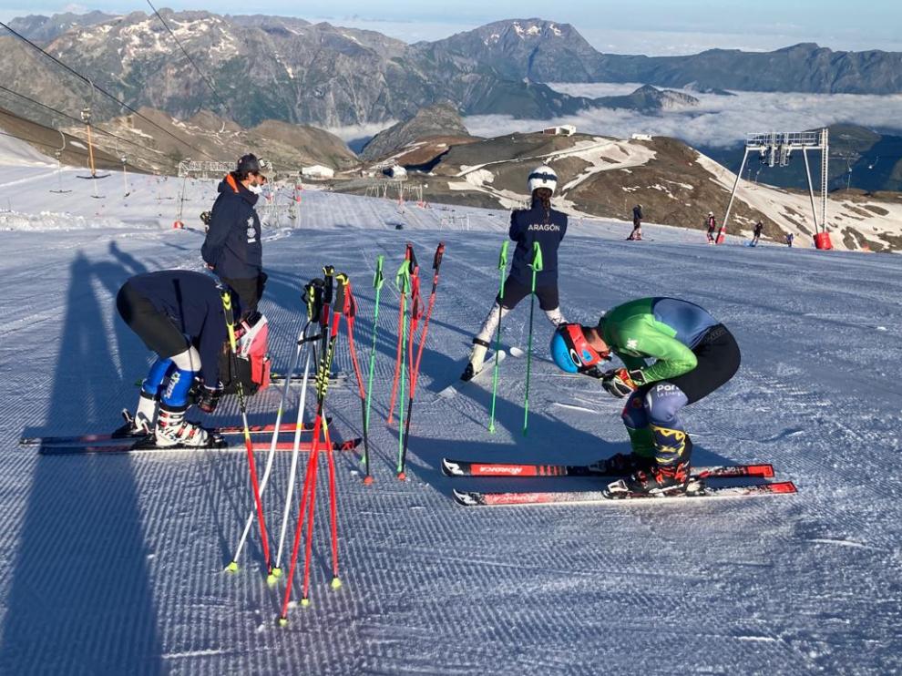 Los deportistas del CETDI Alpino, en la estación de esquí francesa de Les Deux Alpes.