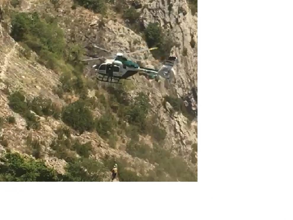 El helicóptero en el rescate del senderista en Alquézar este martes.