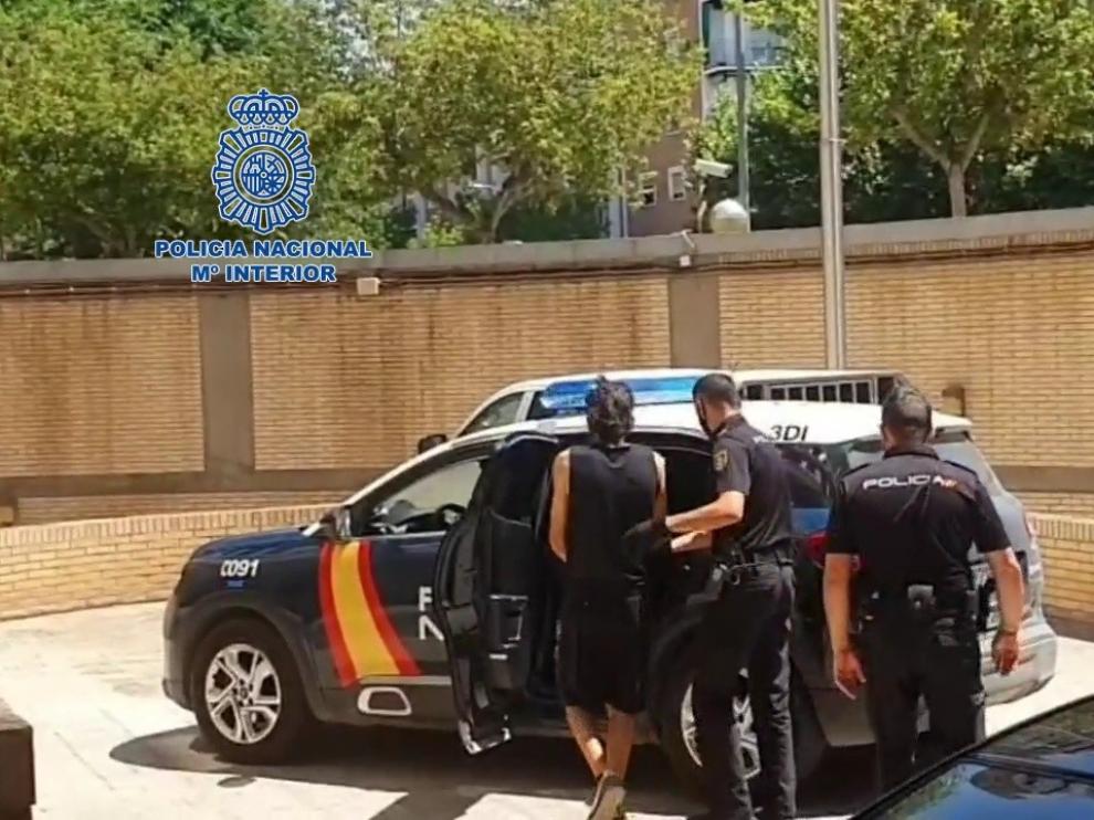 Una patrulla localizó al investigado conduciendo el segundo vehículo sustraído.