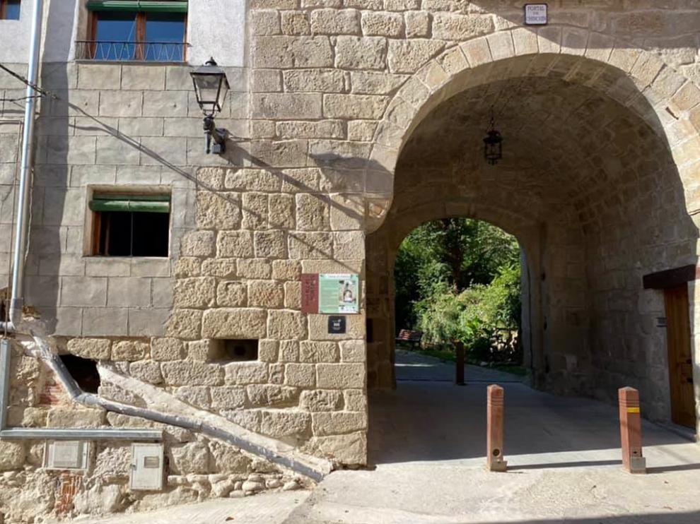 Aspecto del Portal de Chinchín tras la sustitución de una tubería en una de las viviendas construidas.