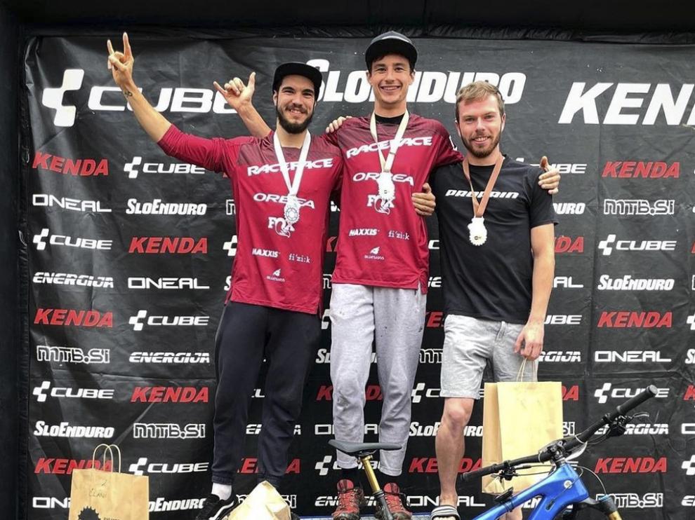 De izquierda a derecha, Gabriel Torralba (3º), Vid Peršak (1º) y Miha Smrdel (2º).