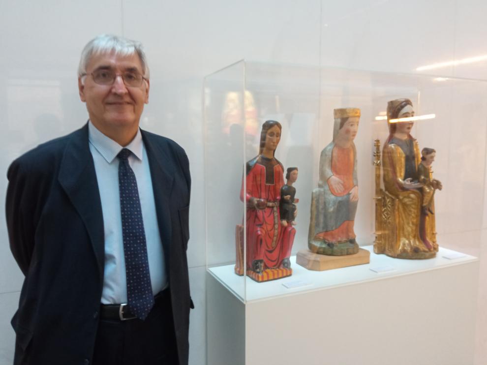Domingo Buesa junto con las tallas expuestas en el Museo Diocesano