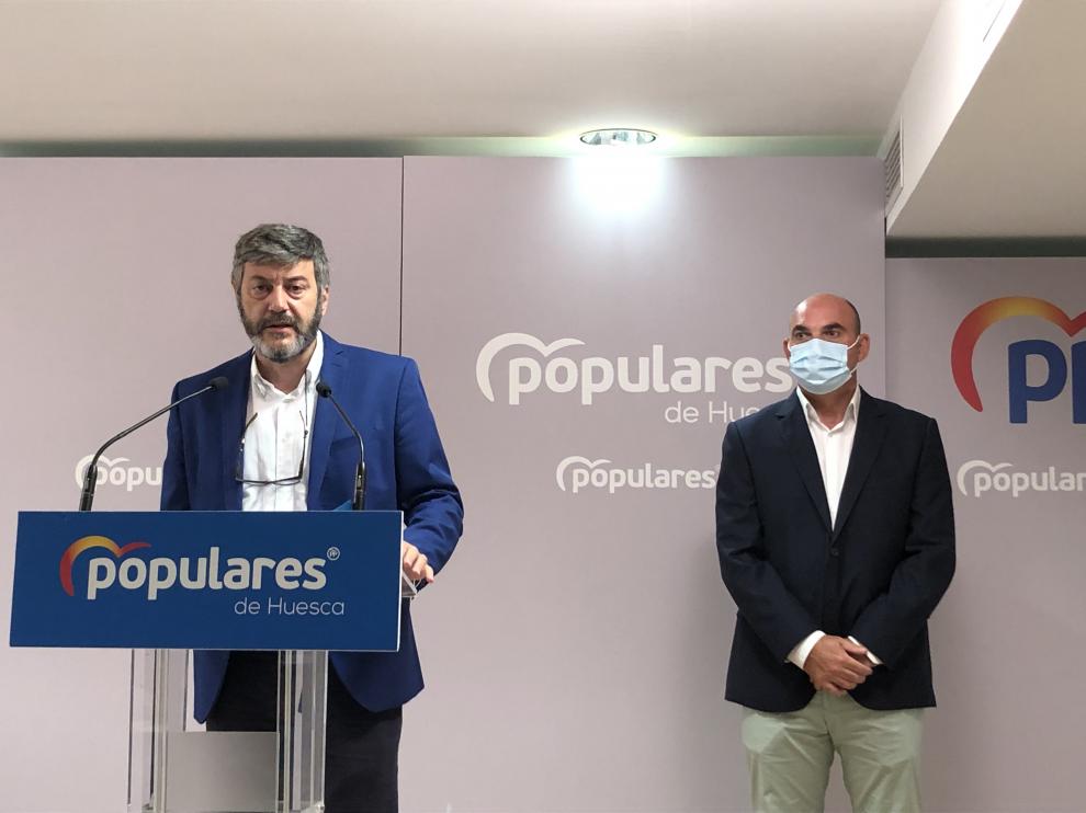 Gerardo Oliván, presidente del PP provincial, junto al diputado autonómico Juan Carlos Gracia, en la rueda de prensa de este miércoles.