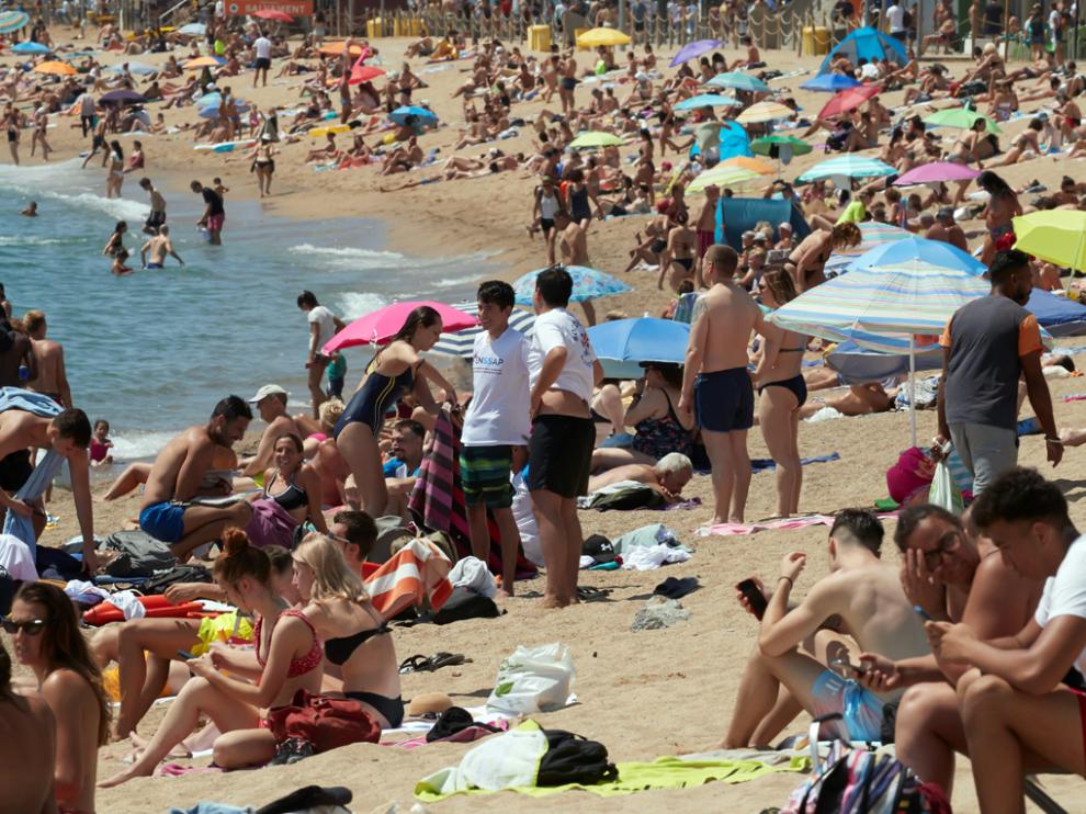 Gran afluencia de publico en la playa de Barceloneta de Barcelona.