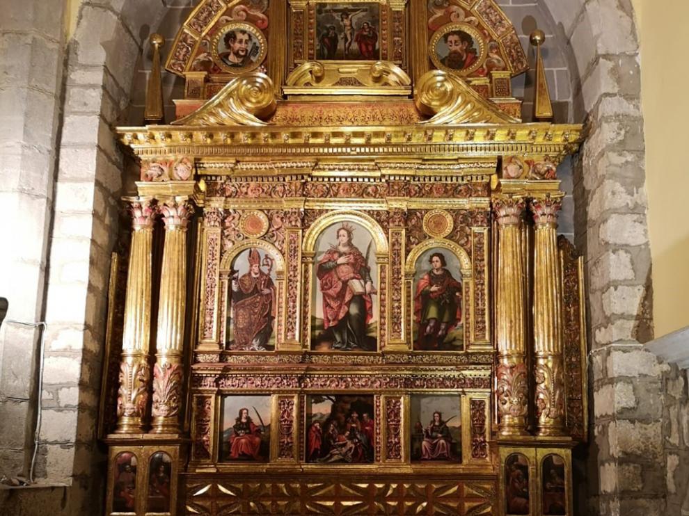La restauradora Susana Navarro ha llevado a cabo la restauración del retablo de Santa Orosia, en Yebra de Basa.