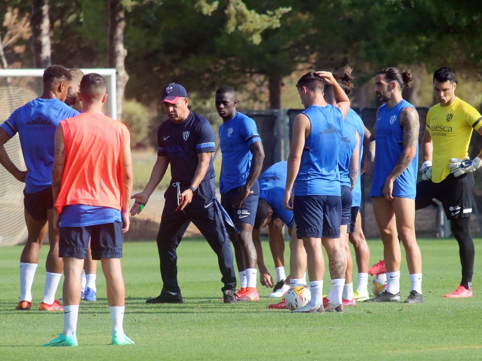 Nacho Ambriz da explicaciones a sus jugadores en el último entrenamiento previo al partido contra el Osasuna.