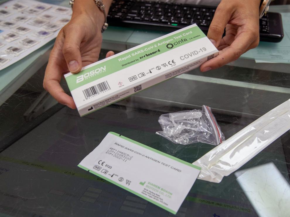 Test de autodiagnóstico de covid abierto en una farmacia.