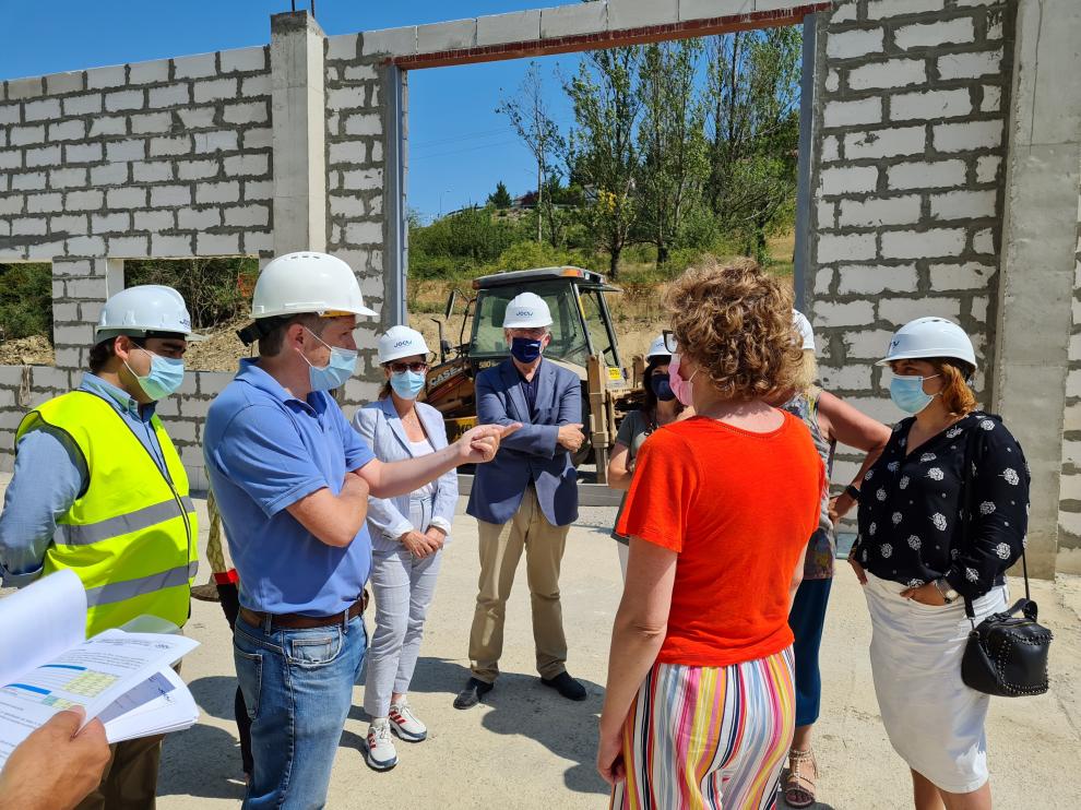 Olona y durante la visita a las obras de la depuradora de Ansó