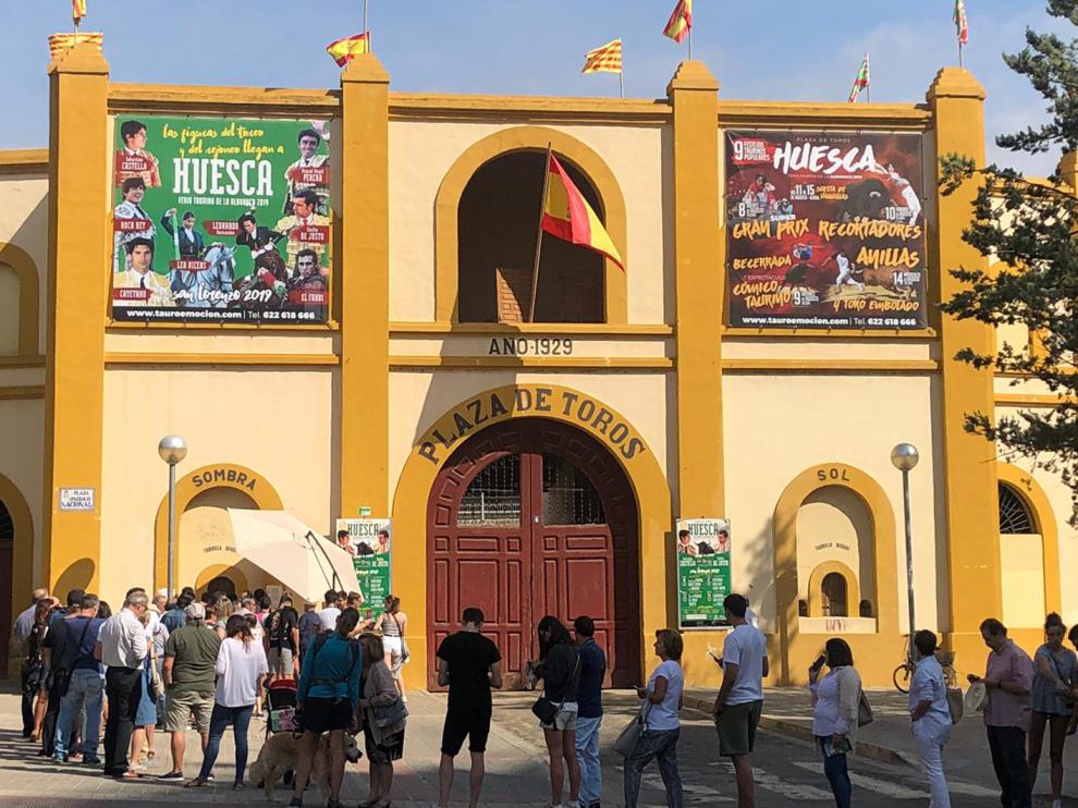Cola en la venta de localidades para la feria taurina de Huesca de 2019