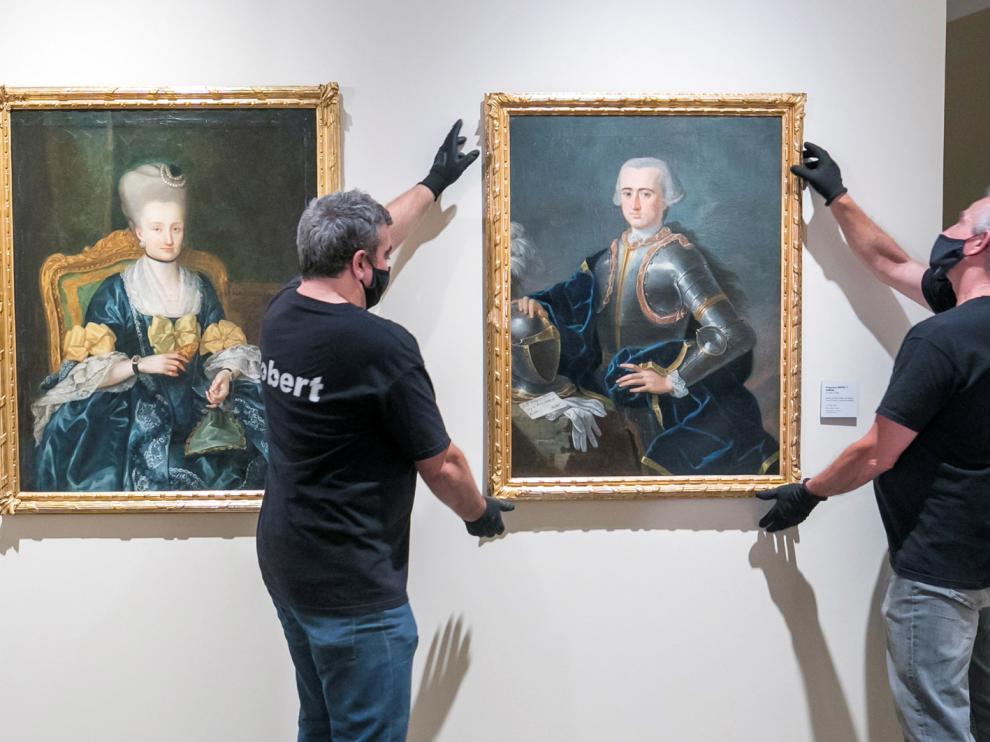 Instalación, este miércoles, de las obras de los hermanos Bayeu en el Museo Goya de Zaragoza