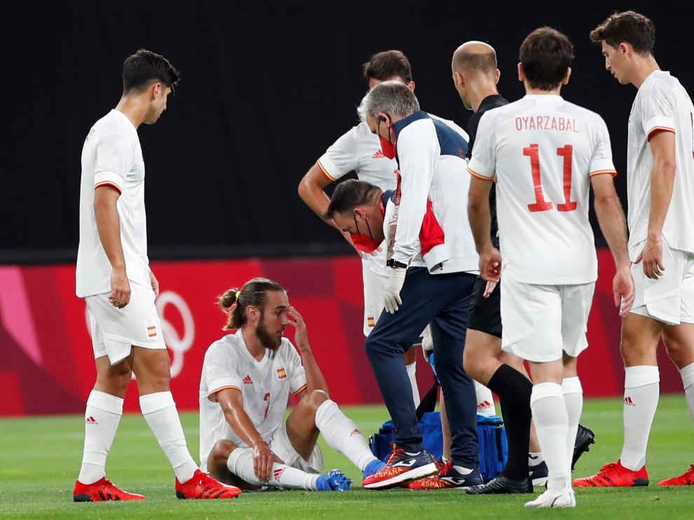 Óscar Mingueza recibe ayuda de las asistencias médicas tras lesionarse durante el encuentro entre las selecciones olímpicas de España y Egipto