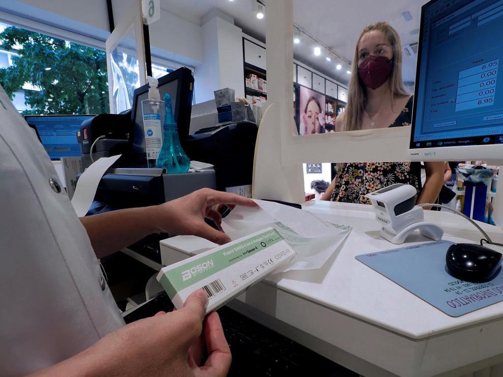 Test de autodiagnóstico covid a la venta en una farmacia.