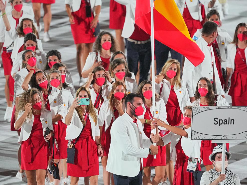 Mireia Belmonte y Saúl Craviotto portaron de forma conjunta la bandera española.