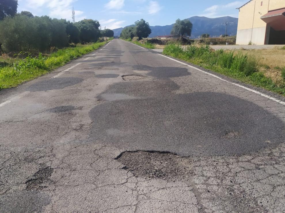 Tramo de la carretera donde se observa el desgaste del asfalto y algunos arreglos