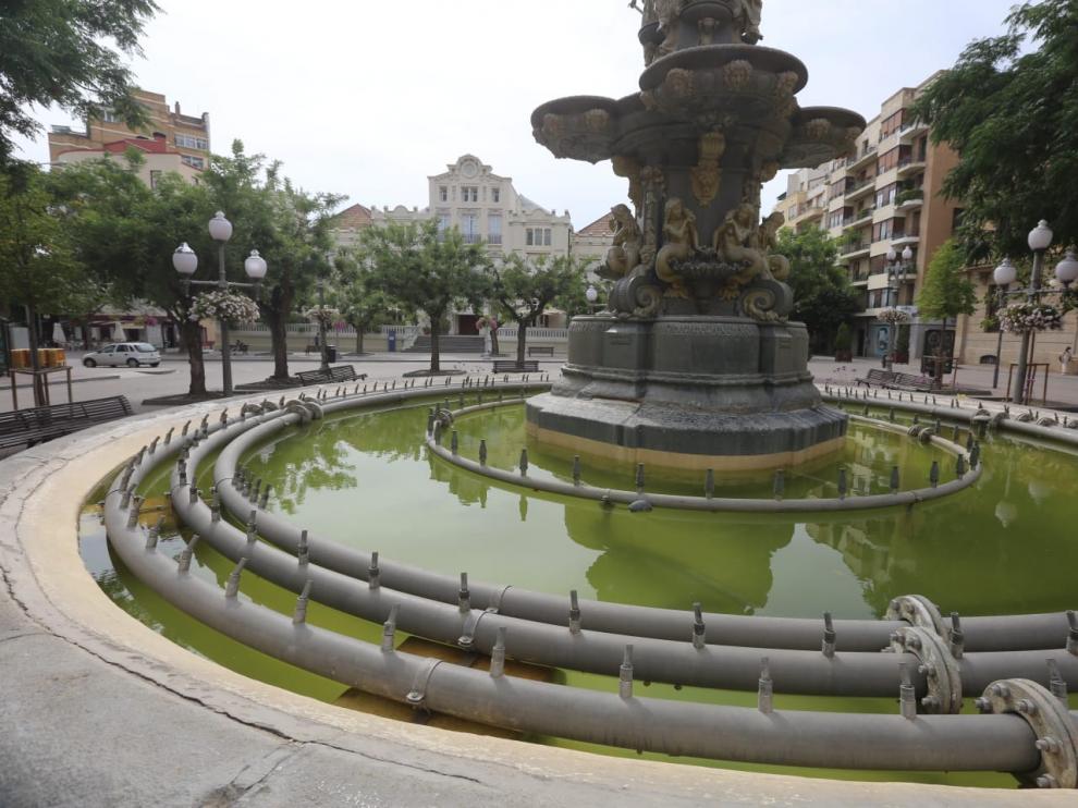 Las altas temperaturas han dejado un intenso calor en Huesca y la imagen de las fuentes sin agua.