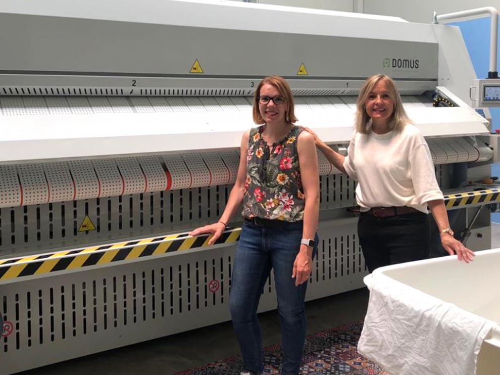Ana y Elena Puy, junto a las máquinas de su lavandería Naturelinen, en Boltaña