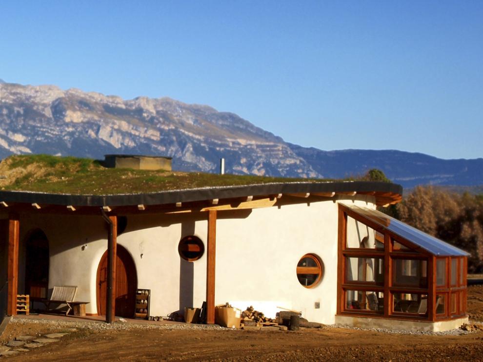 Vivienda aislada y autosuficiente ubicada cerca de Boltaña, construida con los principios y técnicas de la bioconstrucción