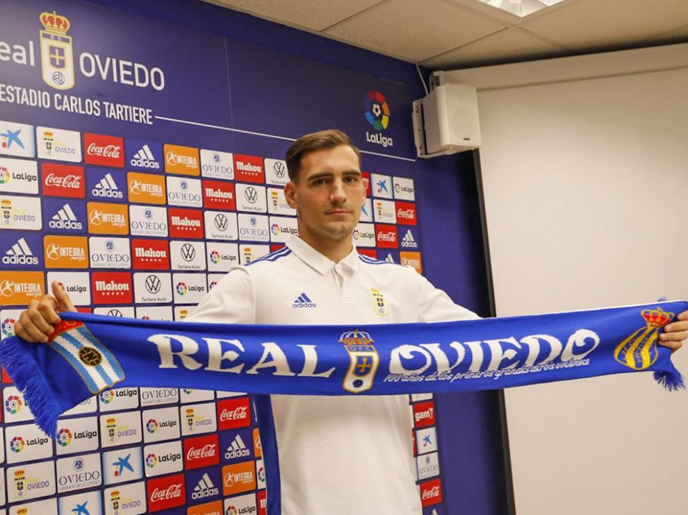 Dani Calvo fue presentado ayer por el Oviedo poco después del anuncio de su fichaje