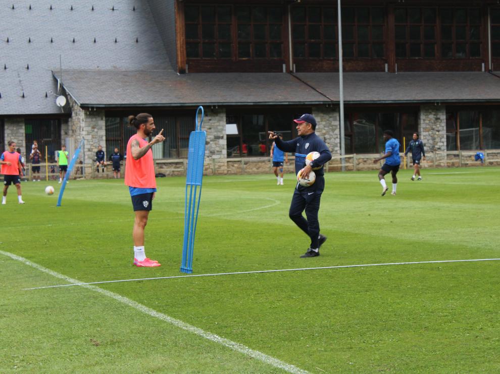 A Nacho Ambriz le gusta ser cercano con sus futbolistas.