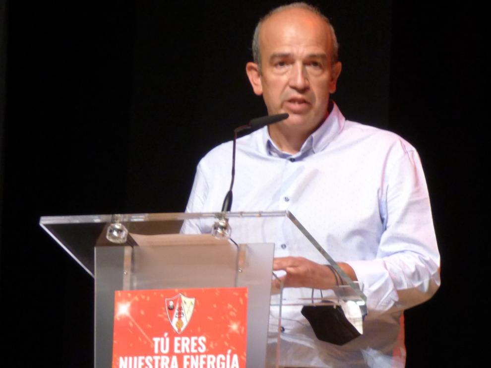 Rafael Torres, nuevo presidente del Barbastro, durante la Asamblea
