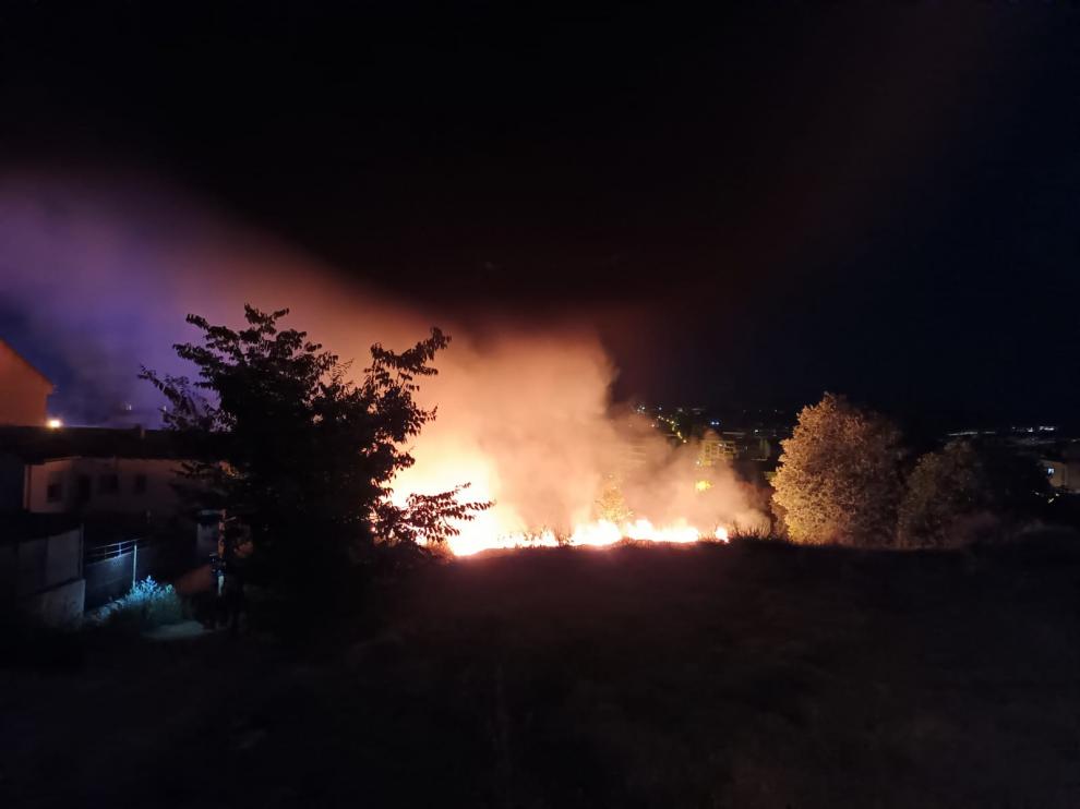 El fuego, cerca de varios edificios de Barbastro