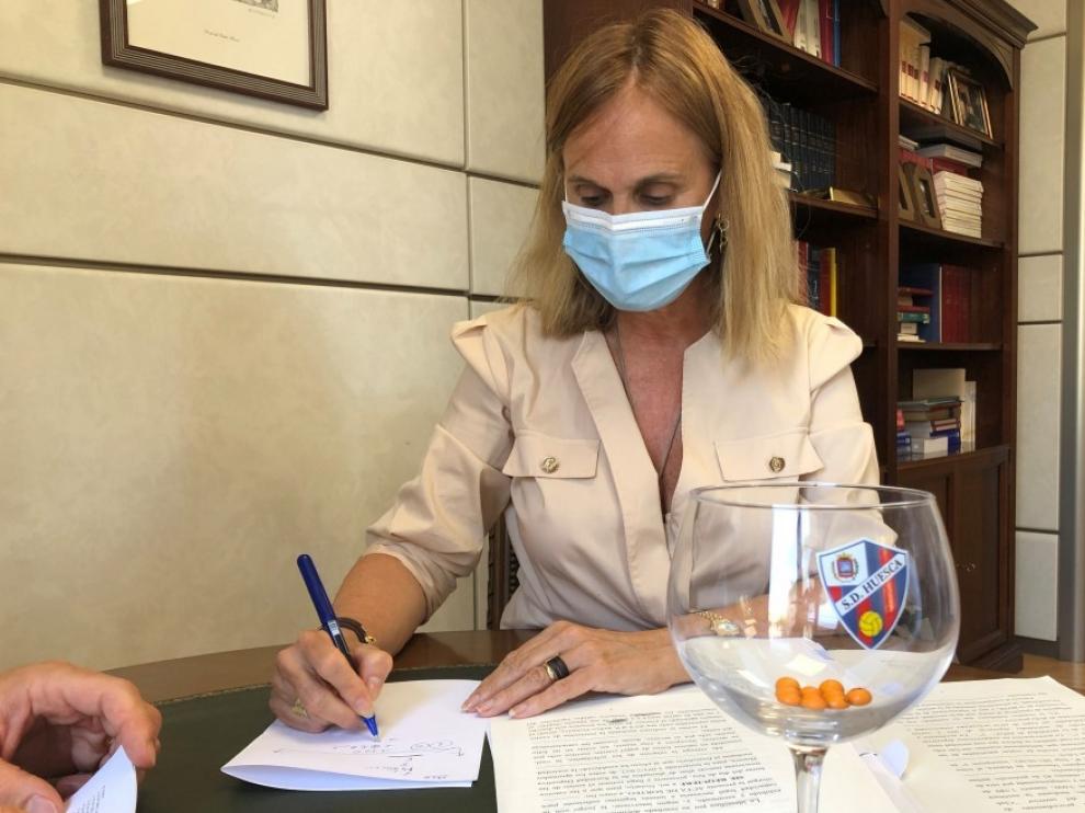La notaria Isabel Rufas, en el momento del sorteo.