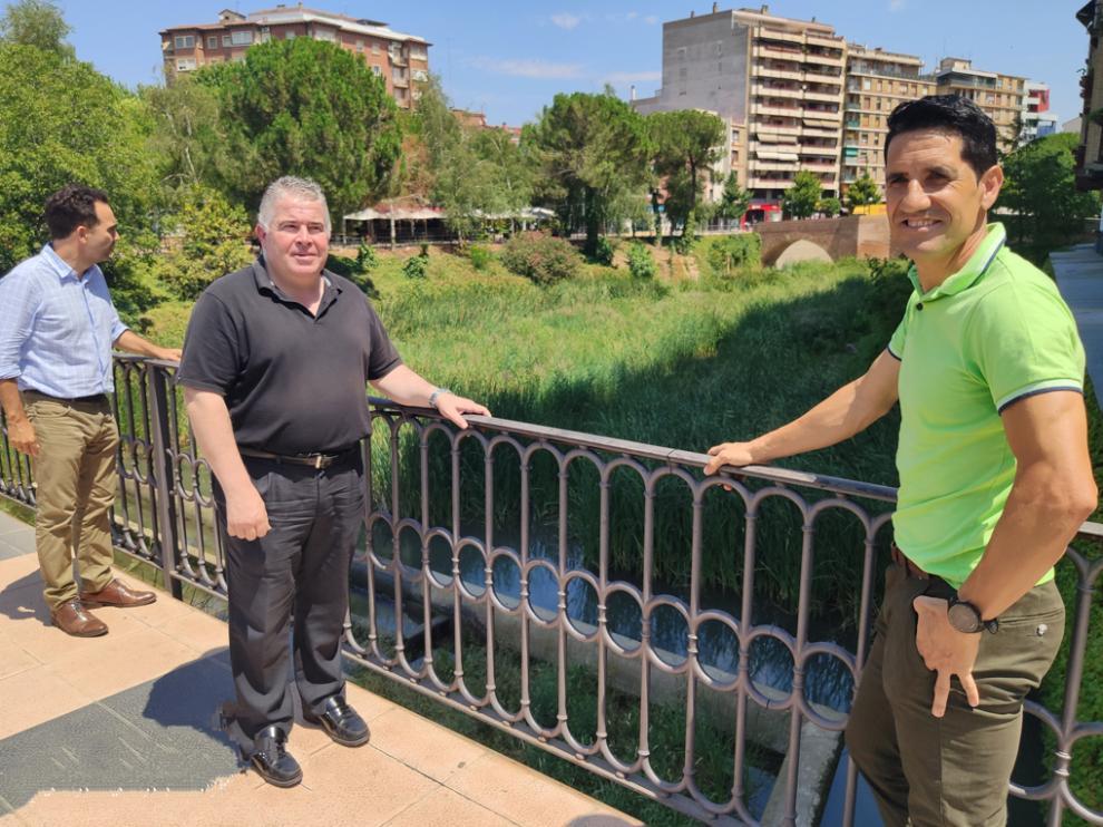 Los tres ediles municipales del PAR en Monzón denuncian la dejadez en la limpieza del río Sosa a su paso por Monzón