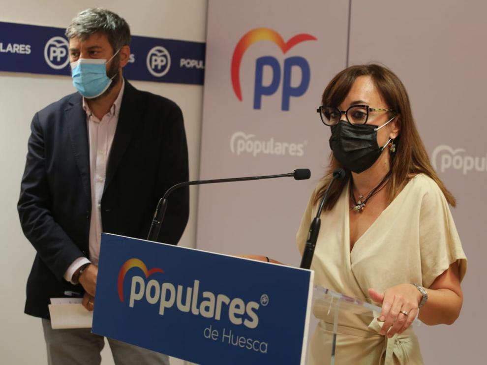 La portavoz municipal, Gemma Allué, y el presidente provincial, Gerardo Oliván, realizan el balance del curso político anual.